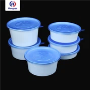 Dobra količina prozorne pravokotne posode za hrano